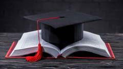 випускники студенти 